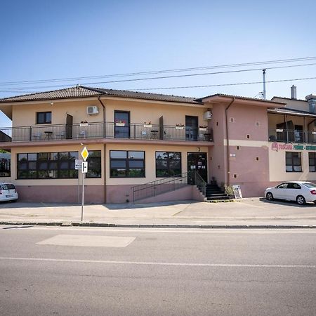 Penzion Toscana Nitra Eksteriør bilde